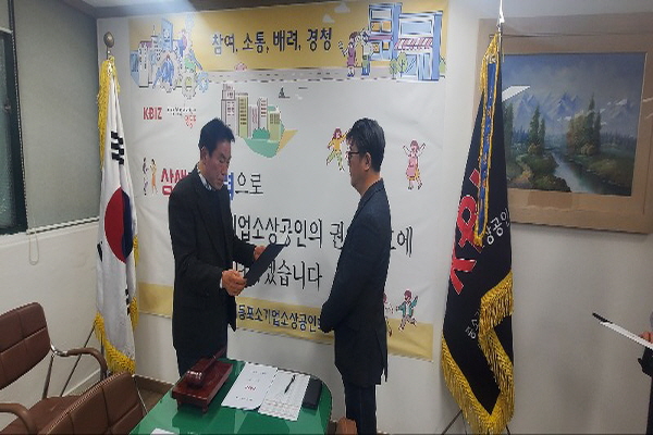 위촉장 전달.jpg